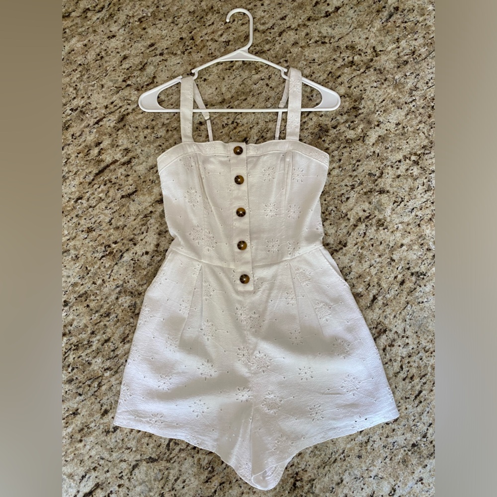 NWT hollister white romper with lace detailing  size small